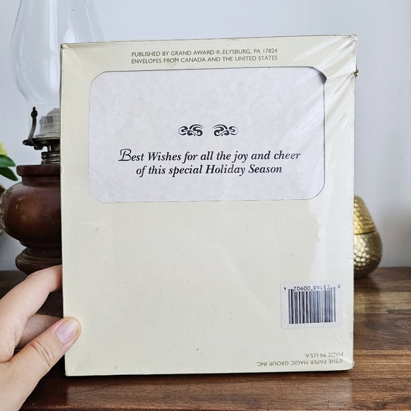 Vintage Set of 16 Christmas Cards Coordinated Envelopes Season's Greetings USA - Picture 2 of 9